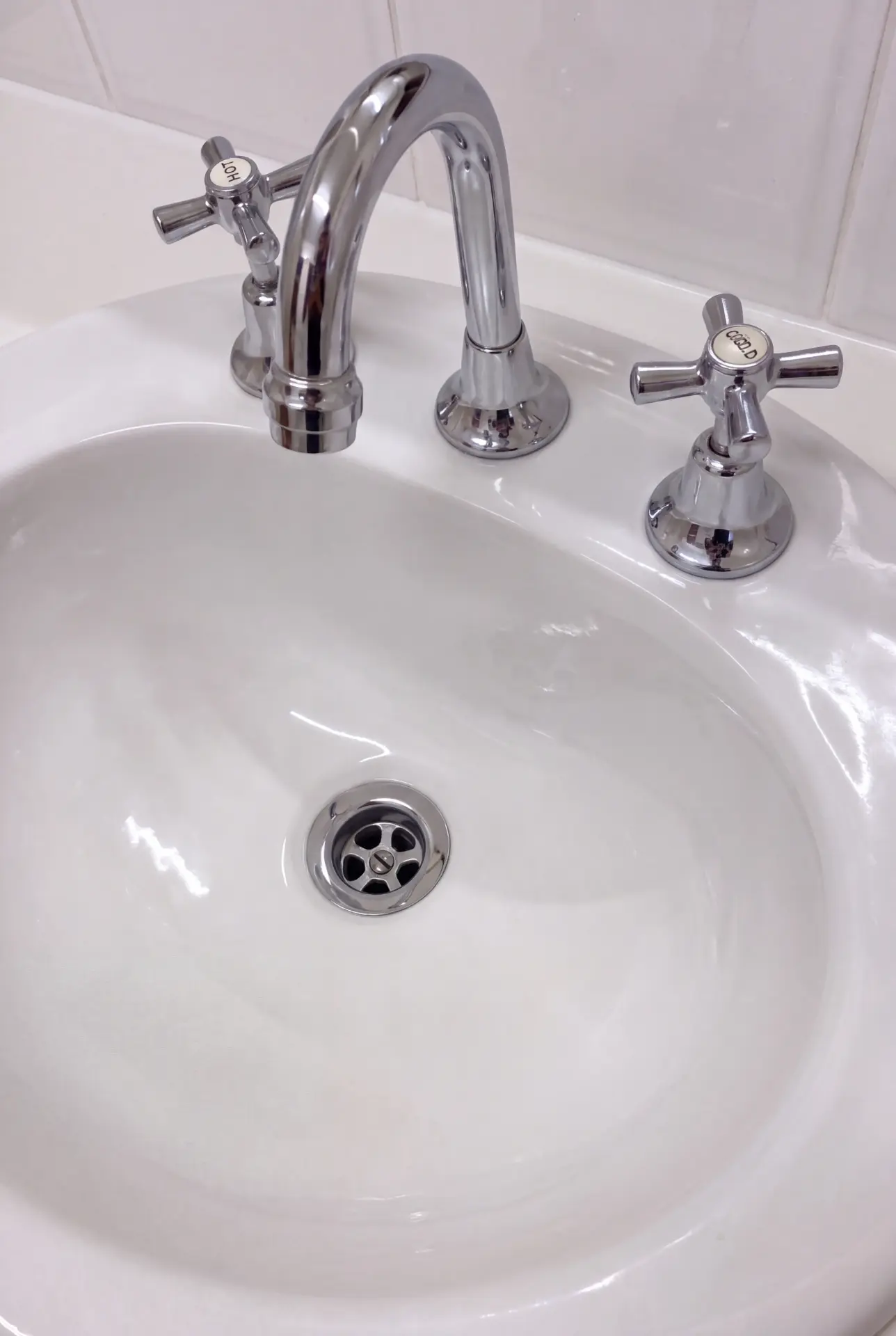 Same bathroom basin and taps after professional cleaning